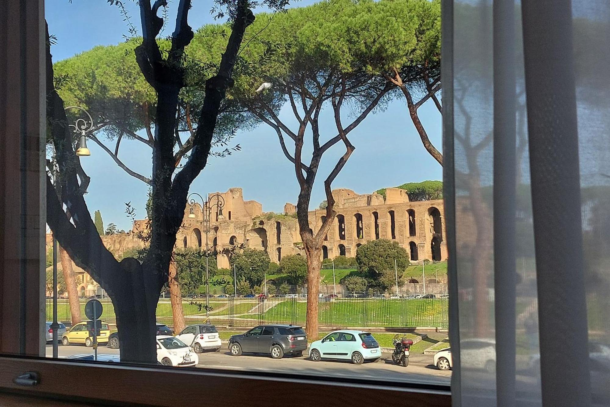 Ych-exclusive On Circus Maximus * Rome